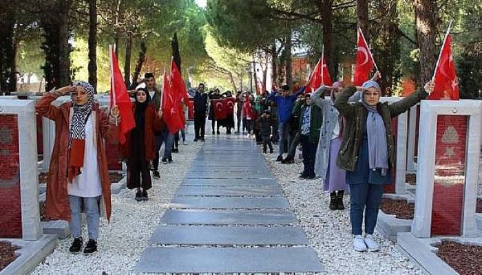 Gelibolu Anadolu İmam Hatip Lisesi Oğrencileri, Sehitlikleri Ziyaret Etti