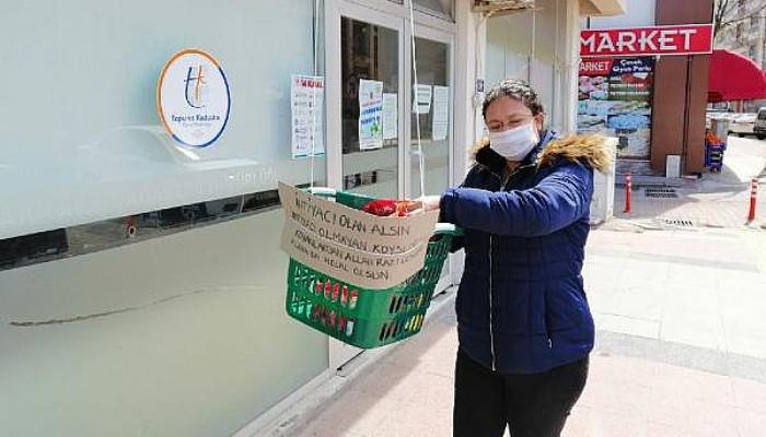 Balkondan Sarkıttığı Sepetle İhtiyacı Olanlara Yardım Ediyor