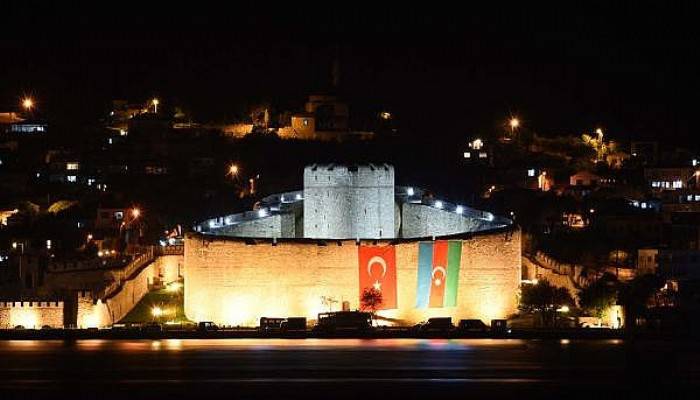 Çanakkale Boğazı'ndaki 'Gazi Kale'den, Azerbaycan'a Bayraklı Destek