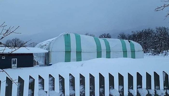 Yenice'de Biriken Karlar Halı Sahanın Çatısını Çökertti