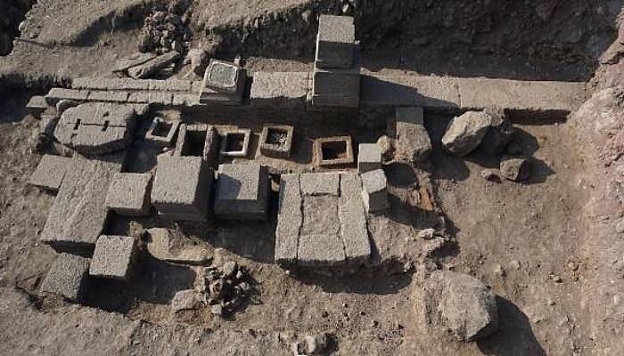 Assos’ta 2 Bin 300 Yıllık Aile Mezarlığı Bulundu