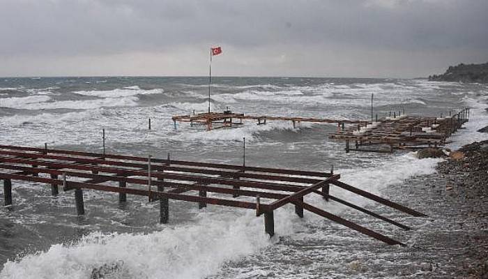 Bozcaada Feribot Seferlerine Fırtına Engeli