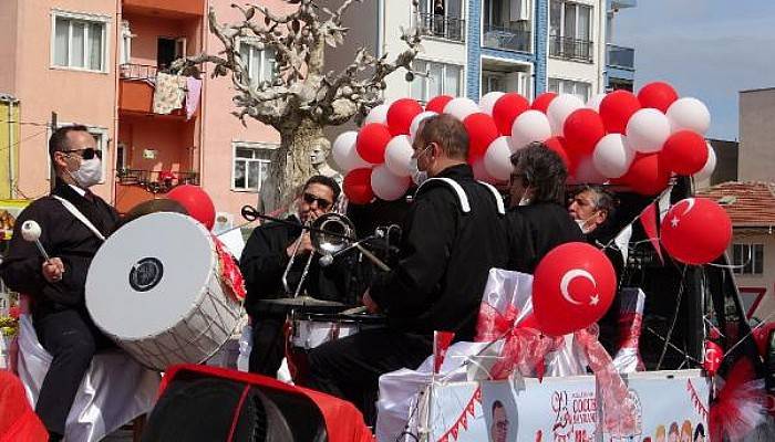 Çanakkale Sokaklarında, Evdeki Çocuklar İçin 23 Nisan Eğlencesi