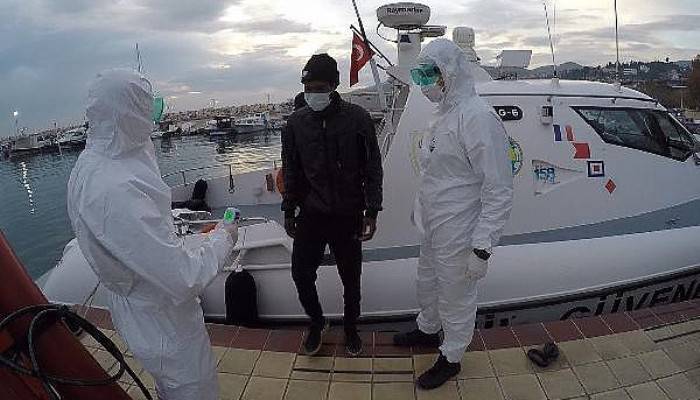 Yunanistan'ın Ölüme Terk Ettiği 16 Kaçak Göçmeni Sahil Güvenlik Kurtardı