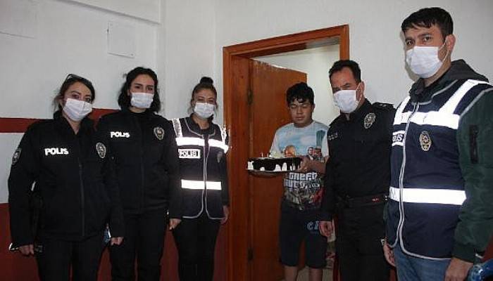 Çan’da Polislerden Engelli Gence Doğum Günü Sürprizi