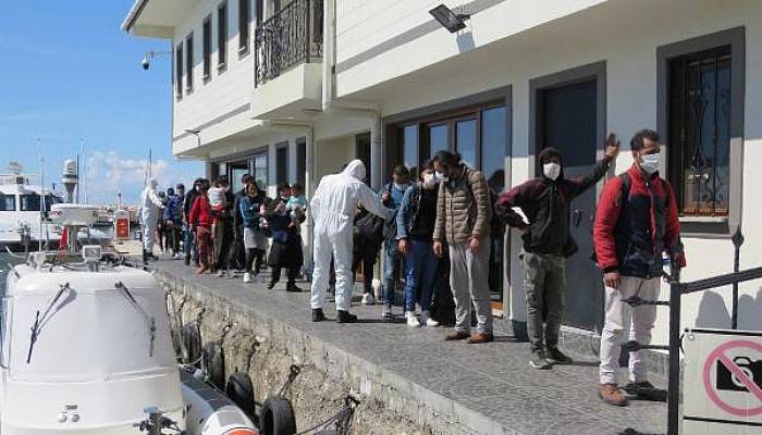 Yunan Sahil Güvenliği'nin Ölüme Terk Ettiği Göçmenler Kurtarıldı