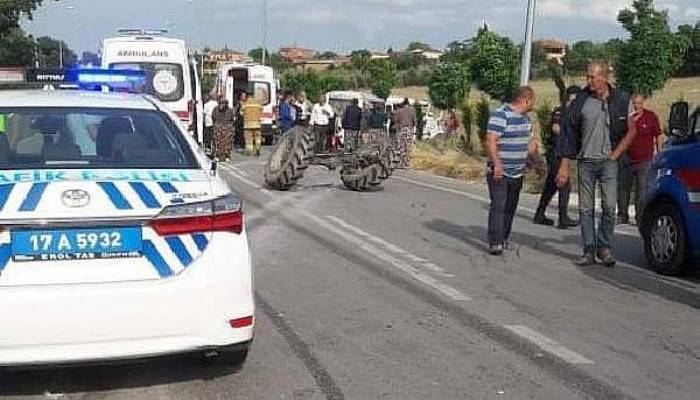 Tarım İşçilerini Taşıyan Minibüs ile Traktör Çarpıştı: 18 Yaralı