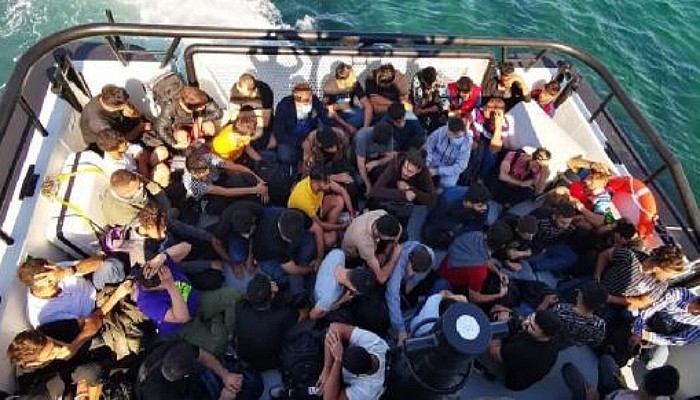 Bozcaada Açıklarında Makine Arızası Yapan Yelkenli Teknedeki 59 Kaçak Göçmen Kurtarıldı