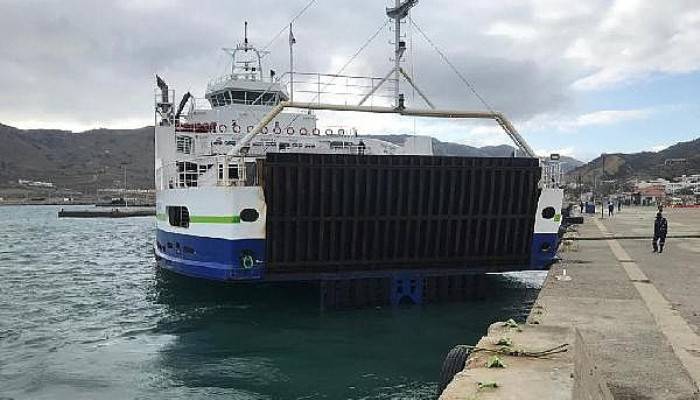 Gökçeada'da Feribot İskeleye Yanaşırken Makine Arızası Yaptı