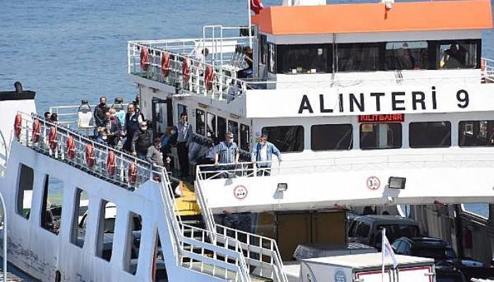 Çanakkale'de Feribotlar, Düdüklerini Denizciler İçin Çaldı