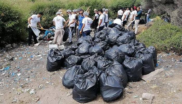 Assos, Kaçak Göçmenlerden Kalan Çöplerden Temizleniyor