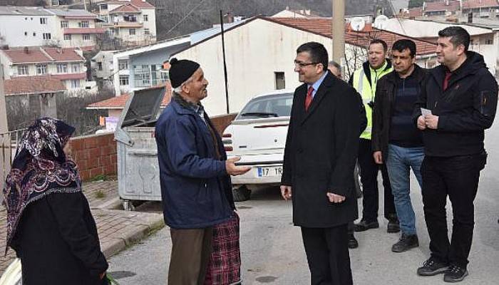 Başkan Öz, Mahalle Mahalle Dolaşıp, Vatandaşların Sıkıntılarını Dinliyor