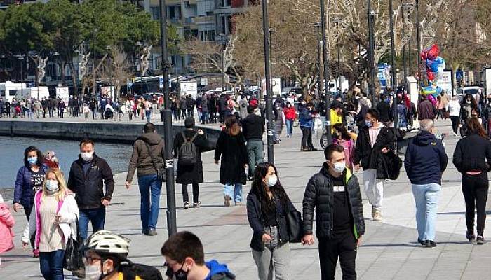 Çanakkale'de Kısıtlamasız Cumartesi Gününde Kordon ve Sahillerde Yoğunluk 