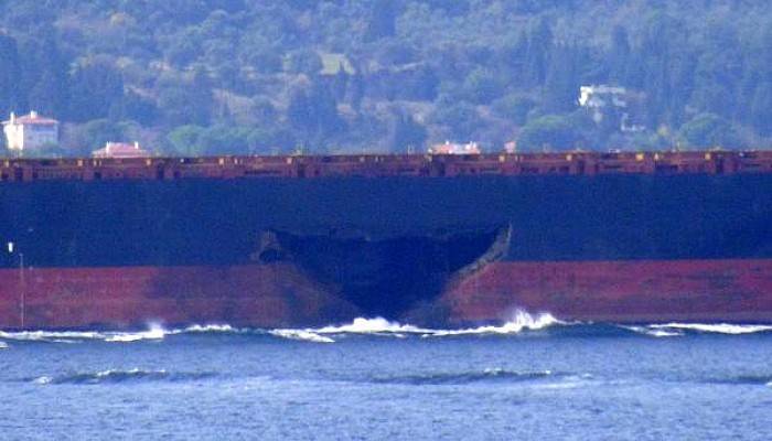 Gövdesi Hasarlı Gemi, Çanakkale Boğazı'ndan Geçti