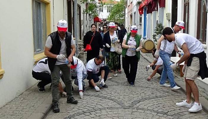 Bozcaada’da İzmarit Toplama Etkinliği Düzenlendi