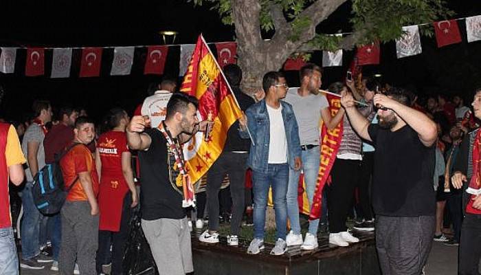 Çanakkale'de Galatasaray Taraftarı Şampiyonluğu Kutladı