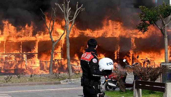 Kafede Çıkan Yangın Yandaki Binalara Sıçradı