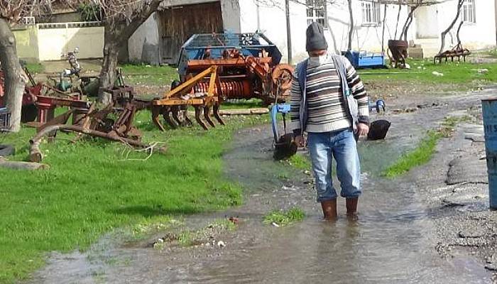 Kazdağları Eteklerindeki Köyün Her Yerinden Su Çıkıyor