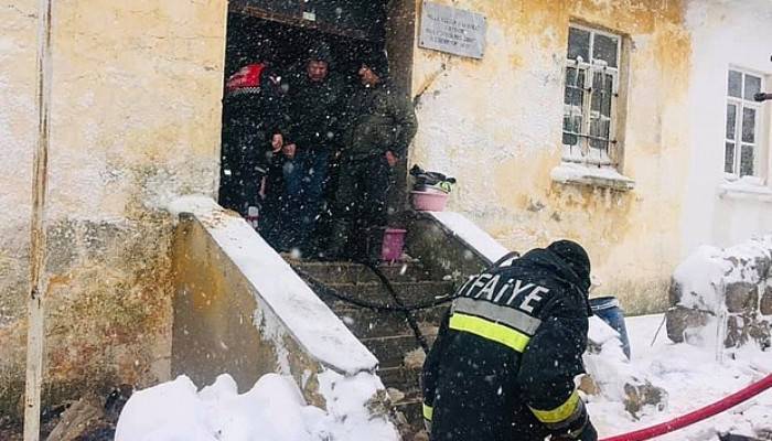 Ezine’de Köy Okulunda Yangın İş Makinaları Yol Açtı, İtfaiye Söndürmeye Gitti