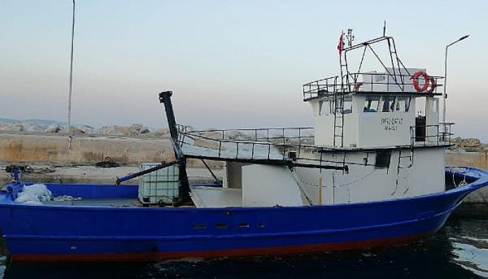 Çanakkale Boğazı'nda Arızalanan Tekne Kıyıya Çekildi