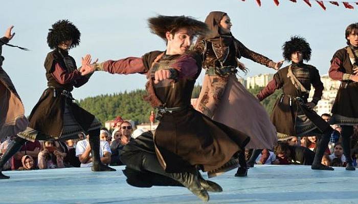 Uluslararası Troya Halk Dansları Festivali'nde Folklor Ekipleri Alkış Aldı