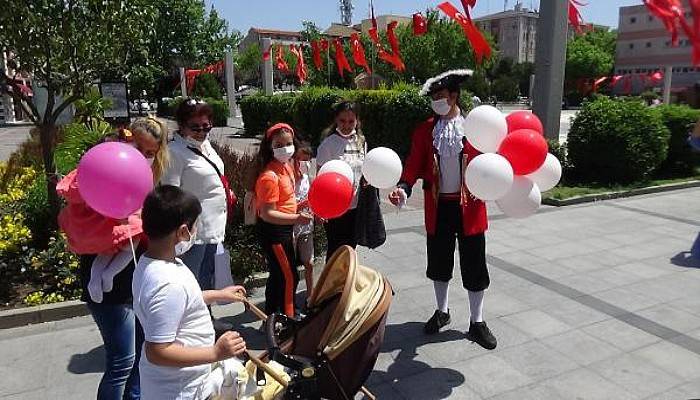 Çanakkale'de Çocuklar Sokaklara Akın Etti