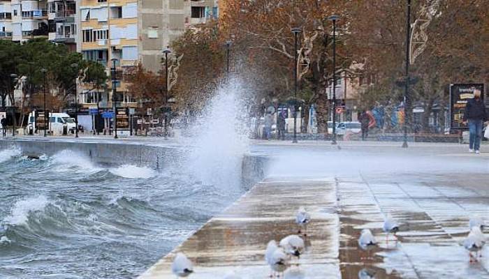 Çanakkale'de Deniz Ulaşımına Poyraz Engeli