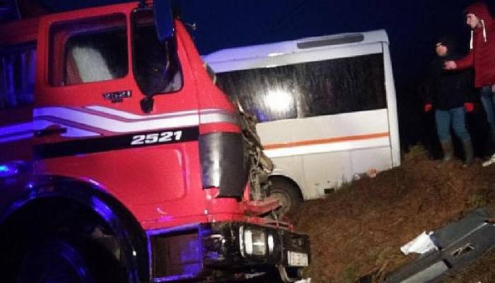 Gelibolu’da Öğrenci Servisi ile Kamyon Çarpıştı: 13'ü Öğrenci, 15 Yaralı