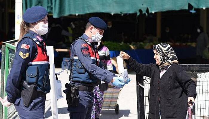 Çanakkale'de Jandarma Ekipleri 12 Bin Adet Maske Dağıttı