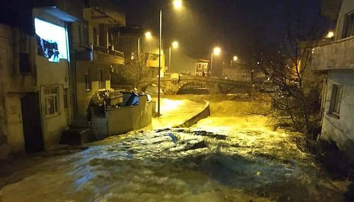 Bayramiç'te Sağanak Yağış Nedeniyle Dereler Taştı