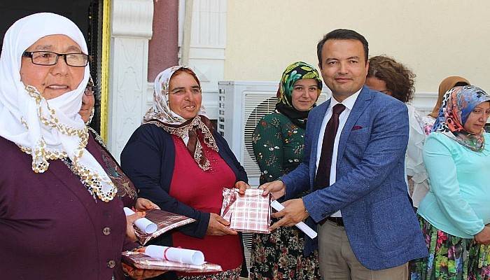 Okuma Yazma Öğrenen Kursiyerler Belgelerini Aldı