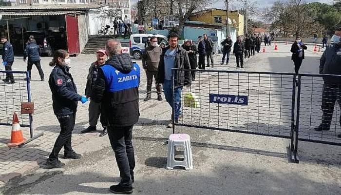 Pazar Yerine Girişte, 500 Metrelik Kuyruk Oluştu