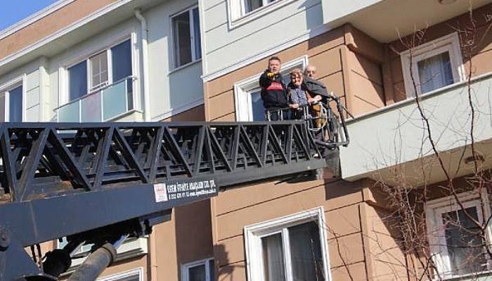 4 Katlı Apartmanda Yangın; 10 Kişi Balkonlardan Merdivenle Kurtarıldı