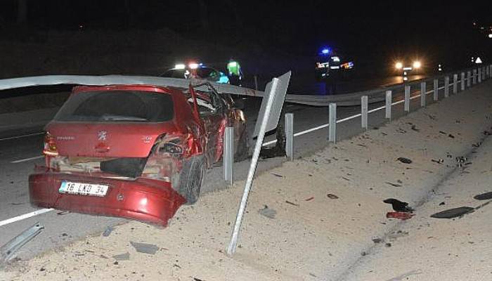 Bariyerlere Çarpan Otomobilin Sürücüsü Ağır Yaralı