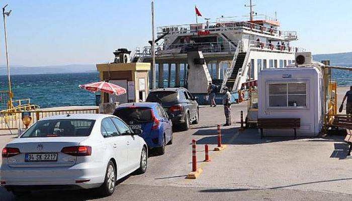 Çanakkale'de Feribot İskelelerinde Yoğunluk Oluşmadı