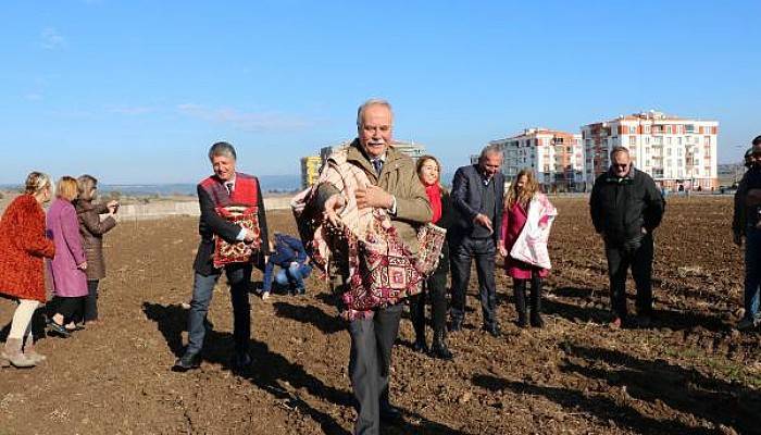 Başkan Gökhan, Bin Yıllık Miras Karakılçık Buğday Tohumunu Toprakla Buluşturdu