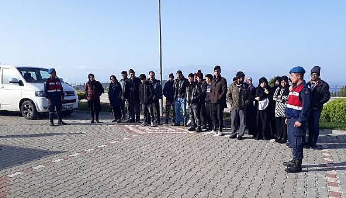 Ayvacık'ta 42 Kaçak Göçmen ve 2 Organizatör Yakalandı