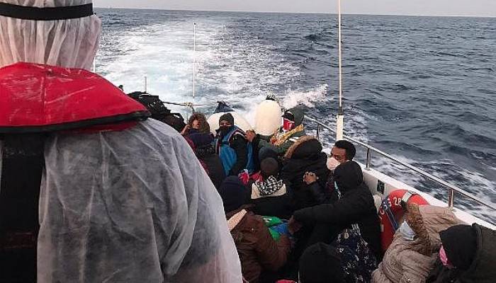 Yunanistan'ın Ölüme Terk Ettiği 34 Kaçak Göçmeni Sahil Güvenlik Kurtardı