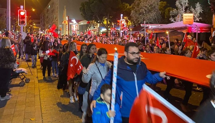 Çanakkale'de 29 Ekim Coşkusu; Binlerce Vatandaş Fener Alayında Buluştu