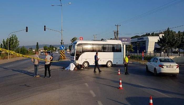 Biga'da Midibüsle Çarpışan Motosikletin Sürücüsü Öldü