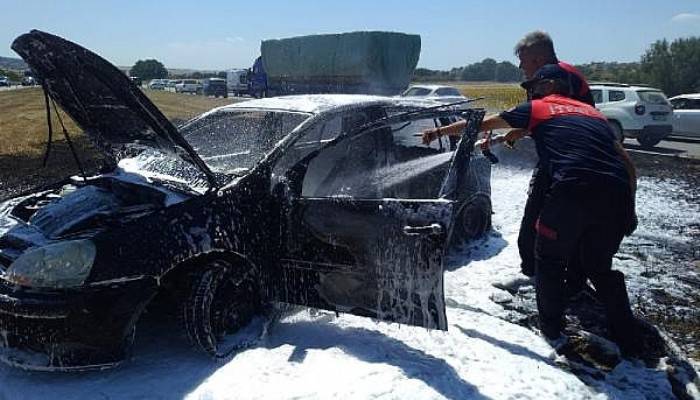 Refüje Çarparak Alev Alan Otomobilden Son Anda Kurtuldular