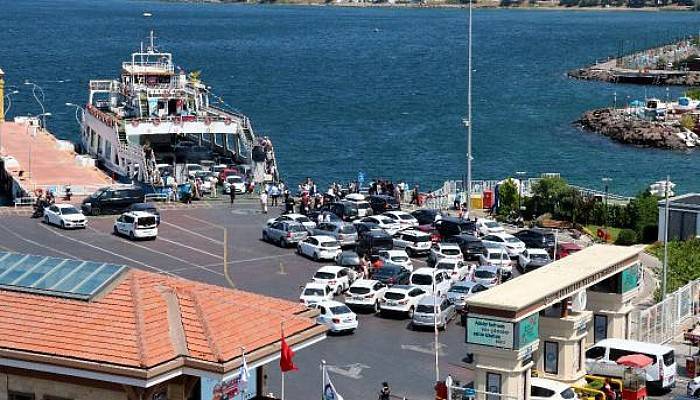 Çanakkale Feribot İskelesinde Tatilcilerin Dönüş Yoğunluğu