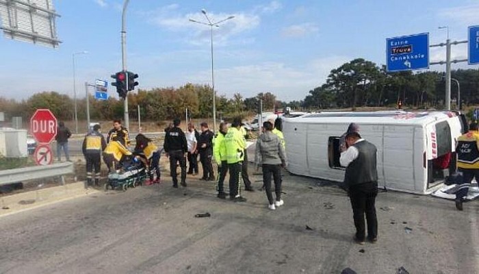 Yolcu Minibüsü İle Otomobil Çarpıştı; 6 Yaralı
