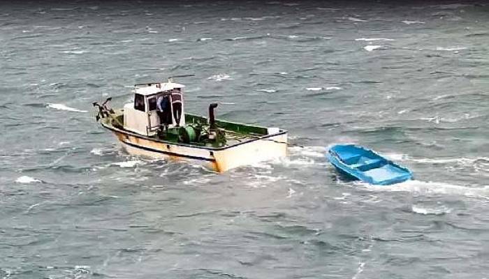 Lodosta Sürüklenen Sandalı Batmaktan Balıkçılar Kurtardı