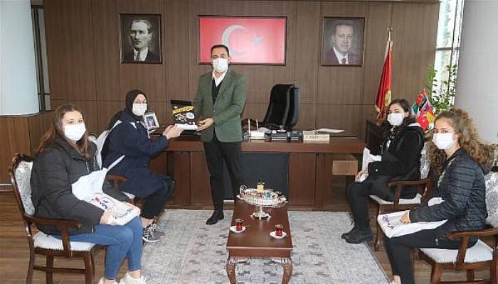 Biga Belediye Başkanı Erdoğan, Öğrencilere Çalışma Kitabı Hediye Etti