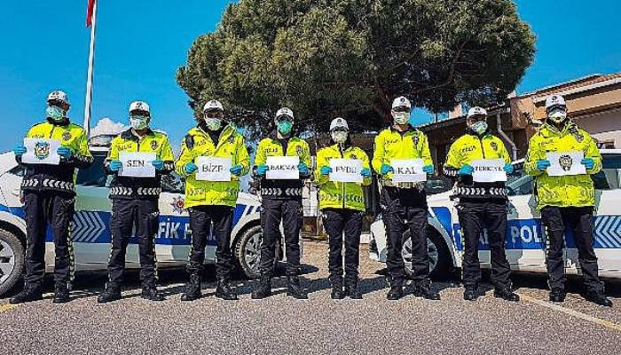 Gelibolu’da Ateş Ölçümü Yapan Polisler, 'Evde Kal' Mesajı Verdi