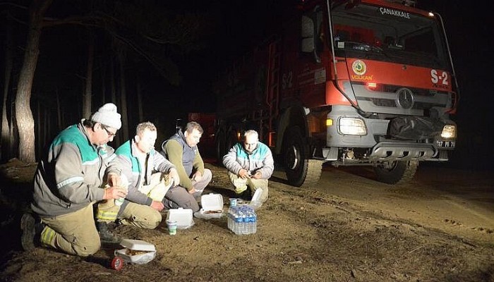 Yangına Müdahale Ederken İlk Sahurlarını Yaptılar