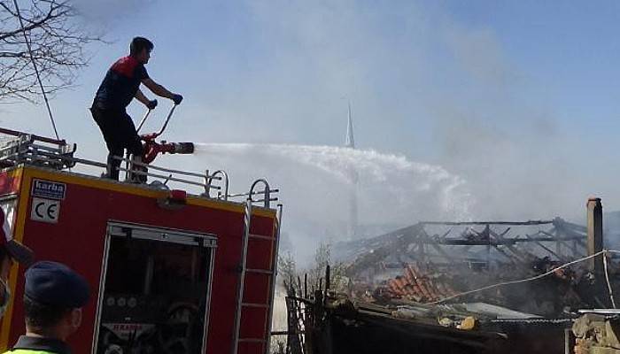 Kayınpederinin Yanan Evine Müdahale Eden İtfaiye Eri, Duvar Çökünce Ölümden Döndü