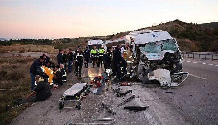 Çanakkale'de İşçi Minibüsü Vince Çarptı: 15 Yaralı