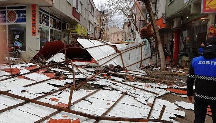 Biga'da Fırtına Nedeniyle 5 Katlı Binanın Çatısı Uçtu